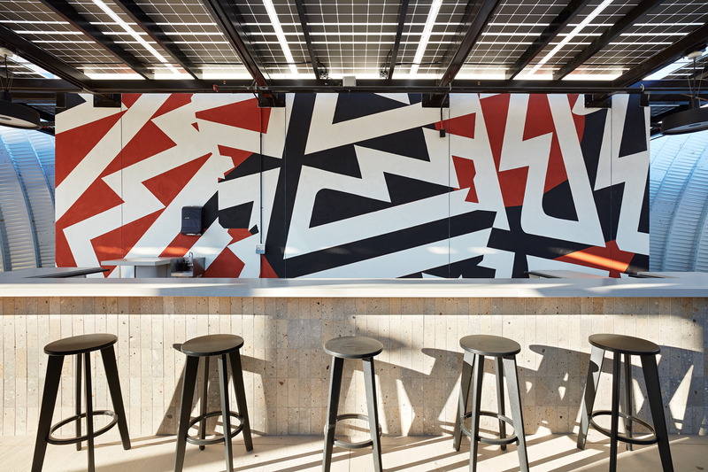 Dossier de presse | 2757-39 - Communiqué de presse | Narrative Design Studio Brings Chic Sophistication to Autocamp Zion and Joshua Tree’s Interiors - Narrative Design Studio - Design d’intérieur commercial -  <b><u>AutoCamp Joshua Tree:</u></b> This distinctive mural by Jaque Fragua frames the outdoor bar area.  - Crédit photo : Mariko Reed