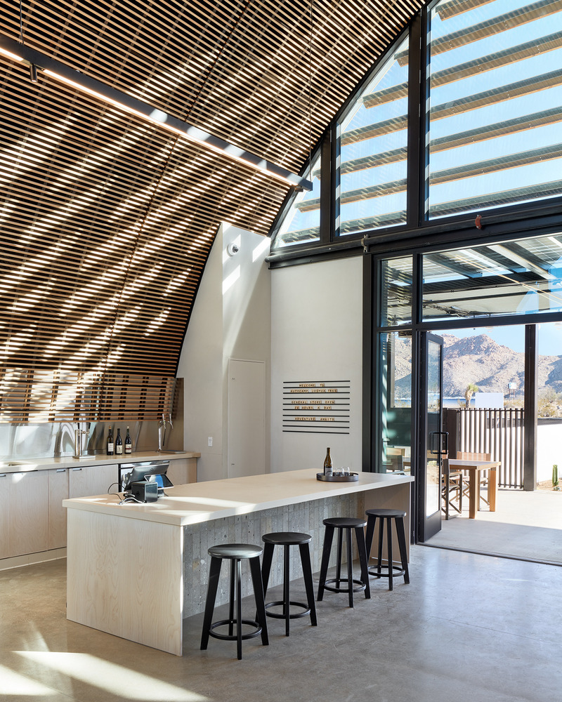 Dossier de presse | 2757-39 - Communiqué de presse | Narrative Design Studio Brings Chic Sophistication to Autocamp Zion and Joshua Tree’s Interiors - Narrative Design Studio - Design d’intérieur commercial - <u style="font-weight: bold;">AutoCamp Joshua Tree:</u> A wood slated design encapsulates the bar within the Clubhouse where guests can enjoy a crisp glass of wine or cold beer.  - Crédit photo : Mariko Reed