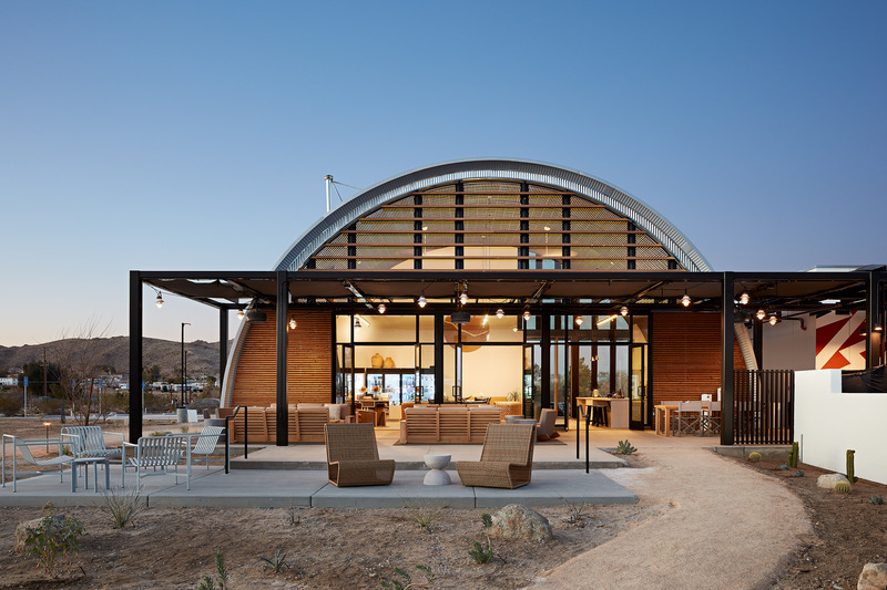 Dossier de presse | 2757-39 - Communiqué de presse | Narrative Design Studio Brings Chic Sophistication to Autocamp Zion and Joshua Tree’s Interiors - Narrative Design Studio - Design d’intérieur commercial -  <b><u>AutoCamp Joshua Tree:</u></b> The rear facade at dusk.   - Crédit photo : Mariko Reed