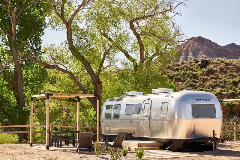 Dossier de presse | 2757-39 - Communiqué de presse | Narrative Design Studio Brings Chic Sophistication to Autocamp Zion and Joshua Tree’s Interiors - Narrative Design Studio - Design d’intérieur commercial -  <b><u>AutoCamp Zion:</u></b> View of one of the 72 available airstream sites at the property.  - Crédit photo : Matt Kisiday