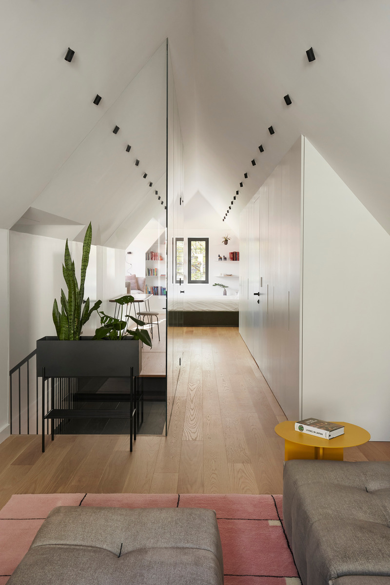 Dossier de presse | 2260-04 - Communiqué de presse | La Maison MBM - MXMA Architecture & Design + Chamberland Design - Architecture résidentielle - Suite de l'ainée au grenier - Crédit photo : Maxime Brouillet