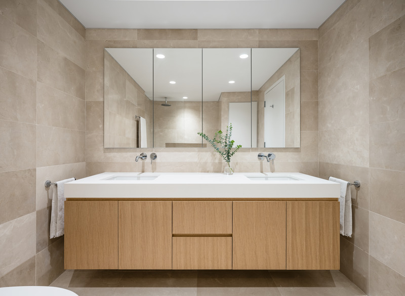 Dossier de presse | 6991-02 - Communiqué de presse | Palmer Apartment - Fernando Fisbein Architect - Design d’intérieur résidentiel - Primary bathroom - Crédit photo : Alan Tansey