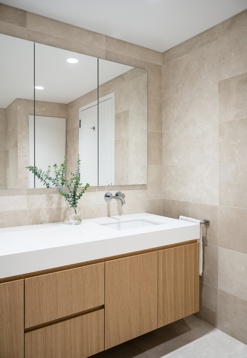 Dossier de presse | 6991-02 - Communiqué de presse | Palmer Apartment - Fernando Fisbein Architect - Design d’intérieur résidentiel - Primary bathroom - Crédit photo : Alan Tansey