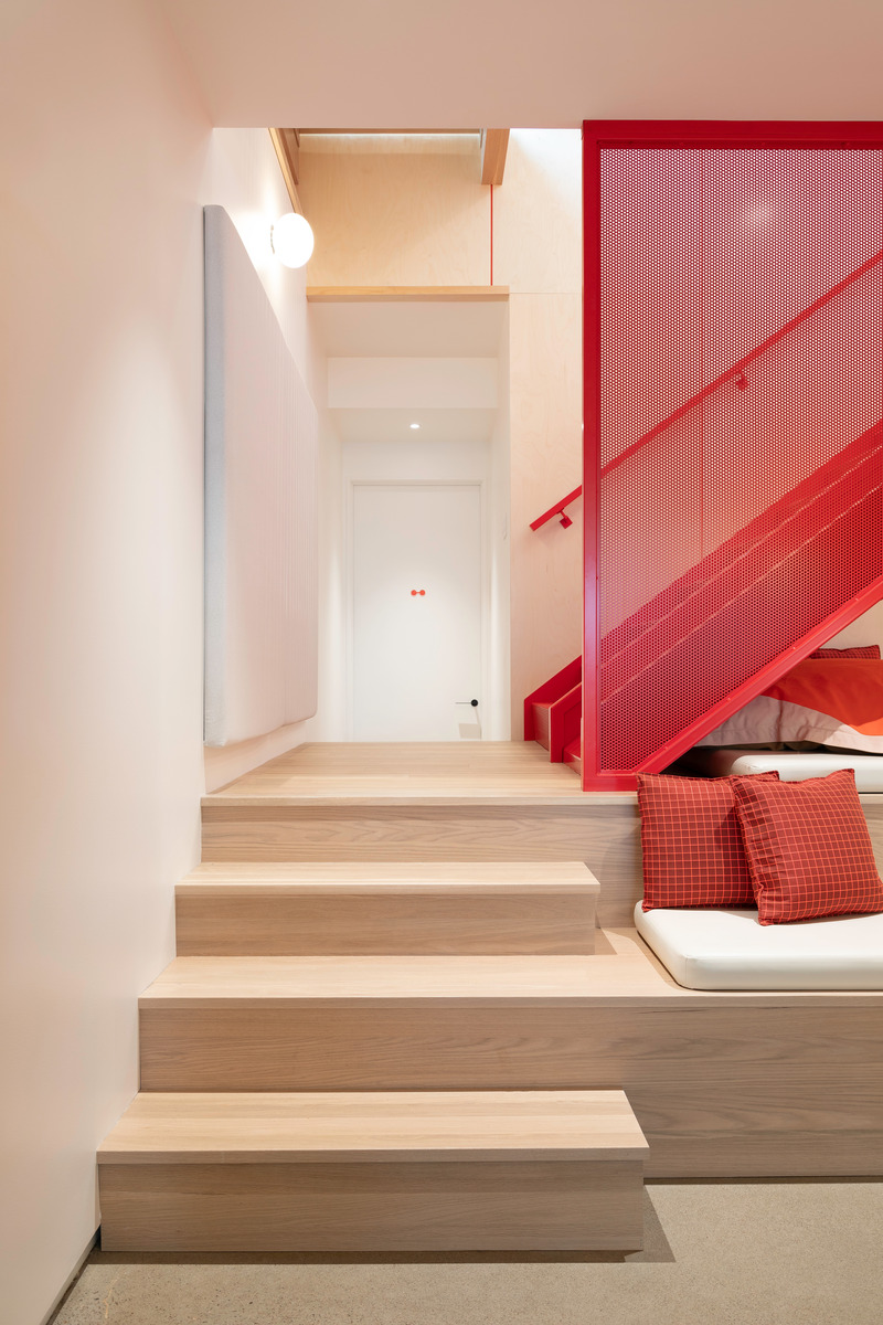 Dossier de presse | 1698-04 - Communiqué de presse | Chalet Bertha : un hôtel particulier perché au sommet du massif de Charlevoix - Perron - Design d’intérieur résidentiel - Escalier vers sous-sol - Crédit photo : Emilie Langlais, Perron
