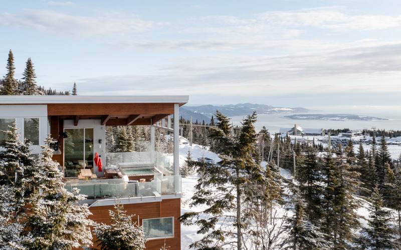 Dossier de presse | 1698-04 - Communiqué de presse | Chalet Bertha : un hôtel particulier perché au sommet du massif de Charlevoix - Perron - Design d’intérieur résidentiel - Vue panoramique sur le Massif de Charlevoix - Crédit photo : Ulysse Lemerise