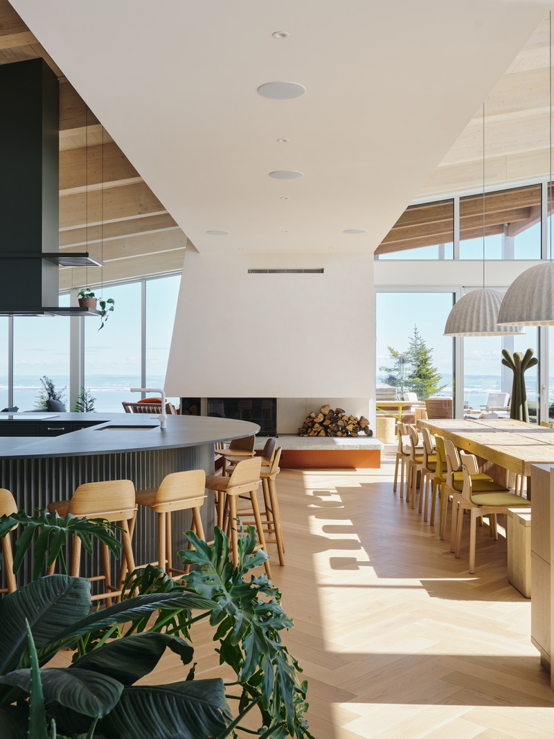 Dossier de presse | 1698-04 - Communiqué de presse | Chalet Bertha : un hôtel particulier perché au sommet du massif de Charlevoix - Perron - Design d’intérieur résidentiel - Deuxième étage - Étage Panoramique - Crédit photo : Ulysse Lemerise