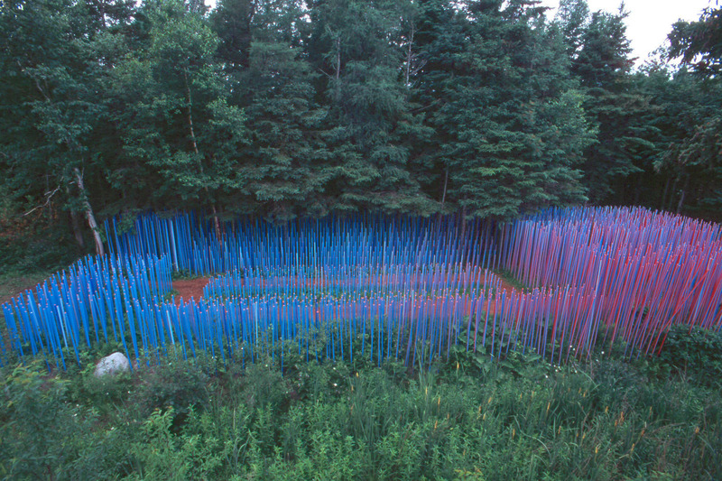 Dossier de presse | 837-45 - Communiqué de presse | Appel de candidatures | 25e Festival international de jardins : Écologie des possibles - Festival international de jardins | Jardins de Métis - Architecture de paysage - Claude Cormier + Associés, "Le jardin de bâtons bleus", 2000 - Crédit photo : Louise Tanguay