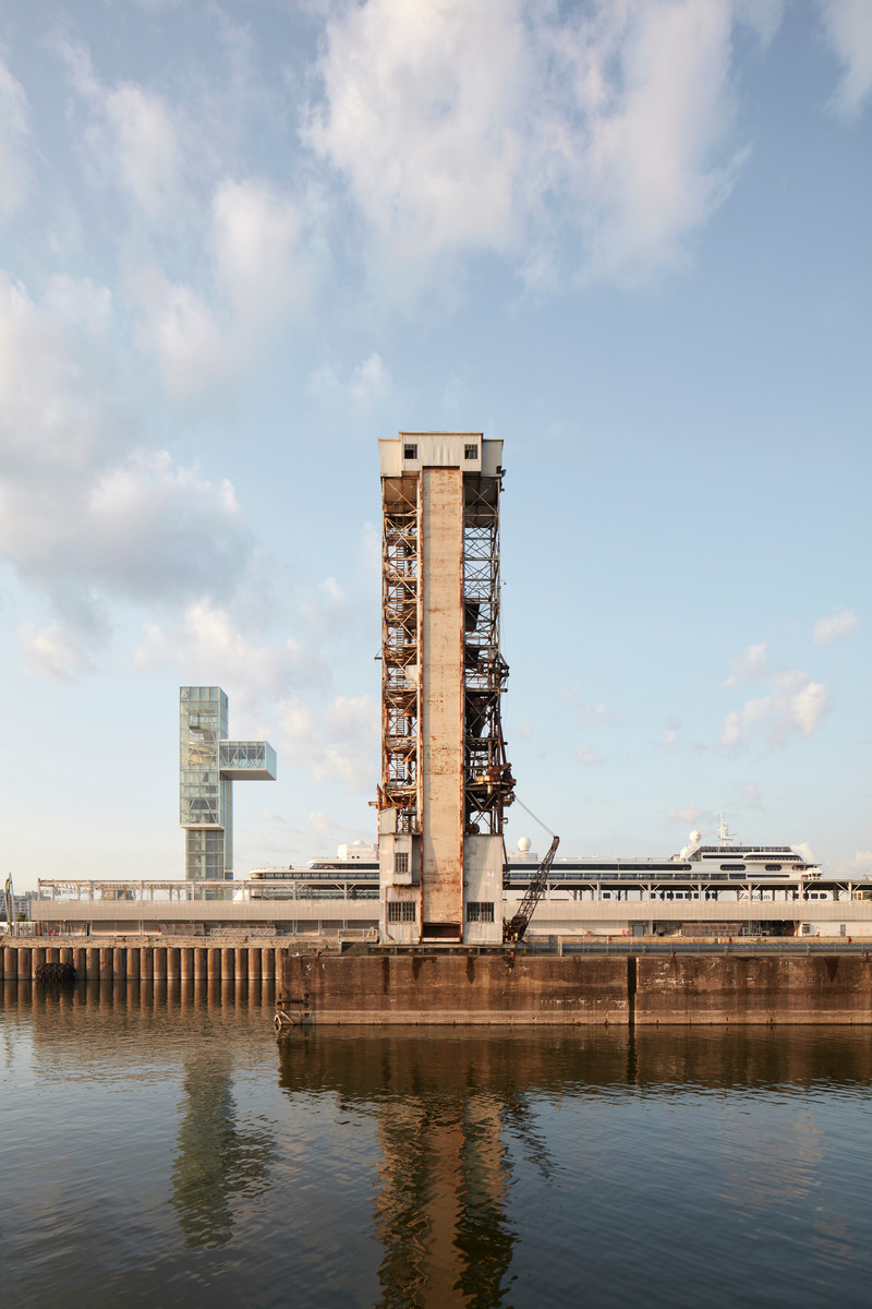 Dossier de presse | 952-34 - Communiqué de presse | Tour du Port de Montréal et Grand Quai - Provencher_Roy and NIPPAYSAGE - Architecture commerciale -  <p class="">Grand Quai &amp; Tour du Port de Montréal</p>  - Crédit photo : James Brittain
