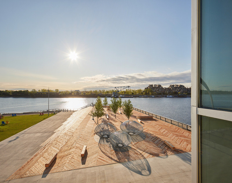 Dossier de presse | 952-34 - Communiqué de presse | Tour du Port de Montréal et Grand Quai - Provencher_Roy and NIPPAYSAGE - Architecture commerciale -  <p class="">Grand Quai &amp; Tour du Port de Montréal</p>  - Crédit photo : Nanne Springer