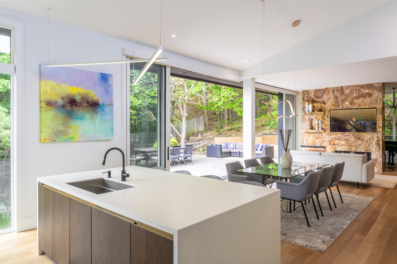 Dossier de presse | 6720-01 - Communiqué de presse | Sylvan Living - Dewson Architects - Architecture résidentielle - Kitchen with dining and living room in the background. - Crédit photo : ©2021 RVLTR / A. Marthouret