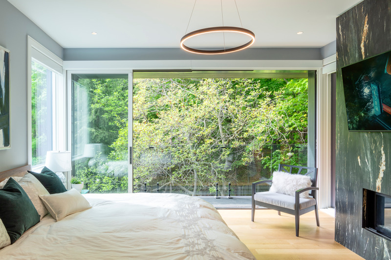 Dossier de presse | 6720-01 - Communiqué de presse | Sylvan Living - Dewson Architects - Architecture résidentielle - Master Bedroom - Crédit photo : ©2021 RVLTR / A. Marthouret