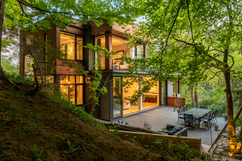 Dossier de presse | 6720-01 - Communiqué de presse | Sylvan Living - Dewson Architects - Architecture résidentielle - Side yard from the ravine - Crédit photo : ©2021 RVLTR / A. Marthouret