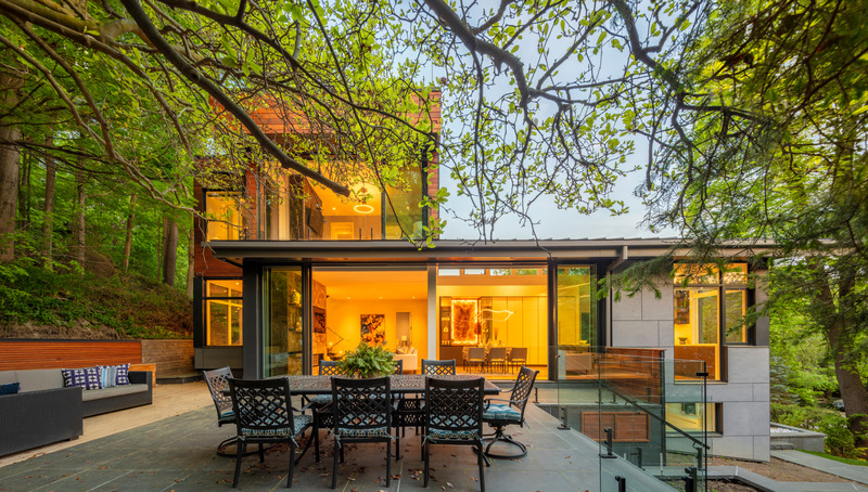 Dossier de presse | 6720-01 - Communiqué de presse | Sylvan Living - Dewson Architects - Architecture résidentielle - Side yard abutting the ravine - Crédit photo : ©2021 RVLTR / A. Marthouret