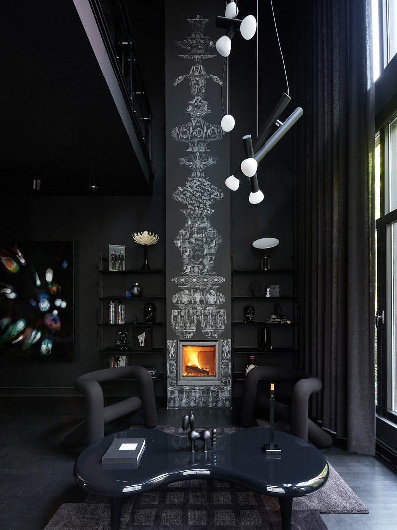 Dossier de presse | 611-38 - Communiqué de presse | La Maison Noire - Index-Design - Design d’intérieur résidentiel - Foyer Stûv 16 : Stûv America<br>Luminaire : Lambert &amp; Fils<br style="">Fauteuils : Moustache<br>Tapis : Will Choui<br> - Crédit photo : Maxime Brouillet