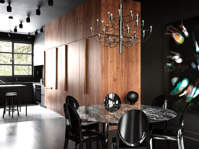Dossier de presse | 611-38 - Communiqué de presse | La Maison Noire - Index-Design - Design d’intérieur résidentiel - <p>Mobilier Avant-Scène<br style="">Table Knoll : Eero Saarinen<br style="">Luminaire 2097-30 : Gino Sarfatti</p><p style="">Oeuvre : François Lacasse (Blouin Division)<br>Chaises : Kartell chez Skedio</p> - Crédit photo : Maxime Brouillet