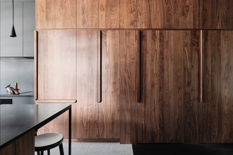 Dossier de presse | 611-38 - Communiqué de presse | La Maison Noire - Index-Design - Design d’intérieur résidentiel - <p>Mobilier Avant-Scène<br>Luminaire Skybell par Bover</p> - Crédit photo : Maxime Brouillet