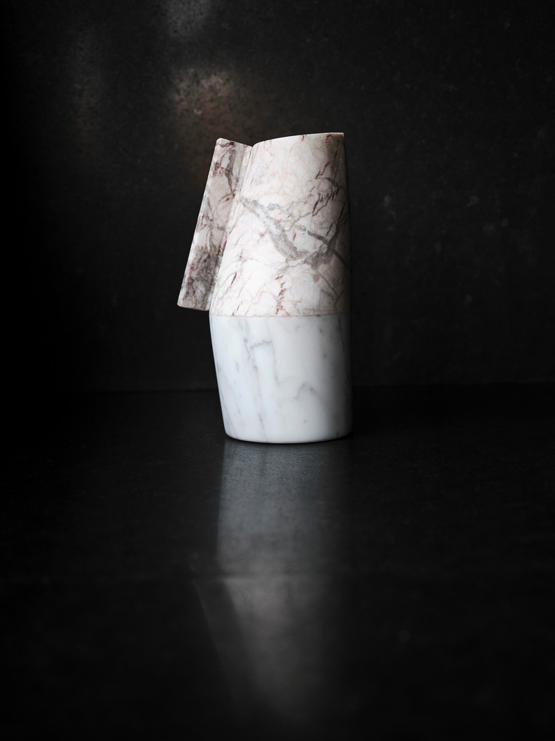 Dossier de presse | 611-38 - Communiqué de presse | La Maison Noire - Index-Design - Design d’intérieur résidentiel -  Carafe Versi par Kelli des Éditions Milano  - Crédit photo : Maxime Brouillet