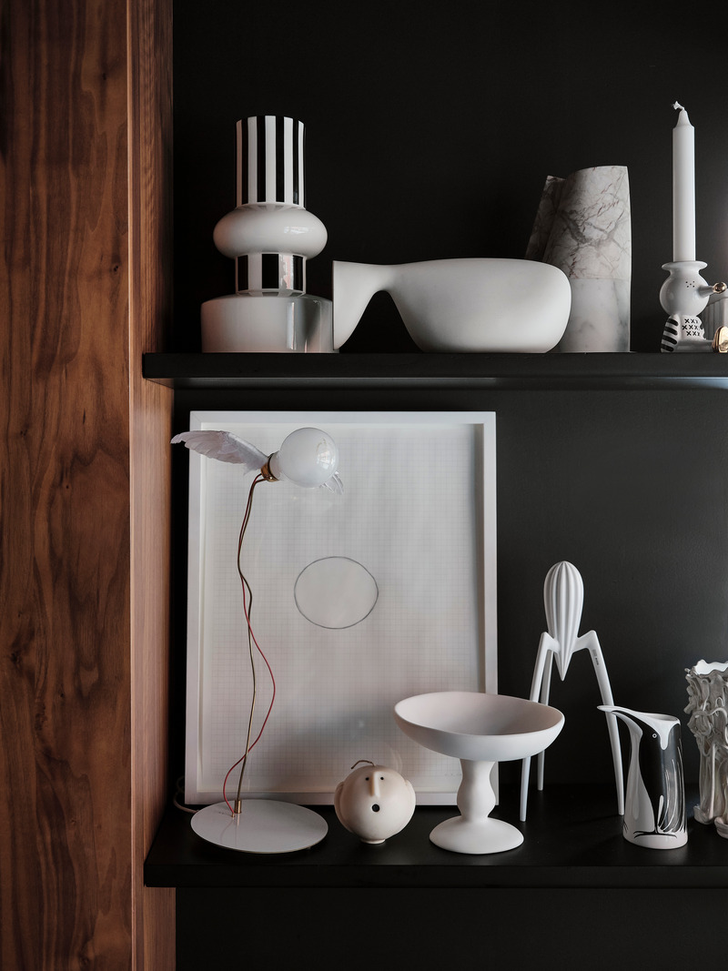 Dossier de presse | 611-38 - Communiqué de presse | La Maison Noire - Index-Design - Design d’intérieur résidentiel -  Kelli - Éditions Milano<br>Oeuvre par Michel De Broin (Blouin Division)<br><br>  - Crédit photo : Maxime Brouillet