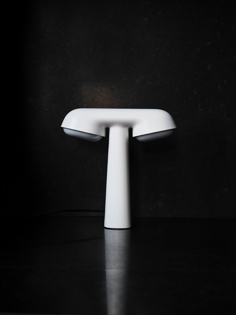 Dossier de presse | 611-38 - Communiqué de presse | La Maison Noire - Index-Design - Design d’intérieur résidentiel - Lampe TGV par Moustache - Crédit photo : Maxime Brouillet