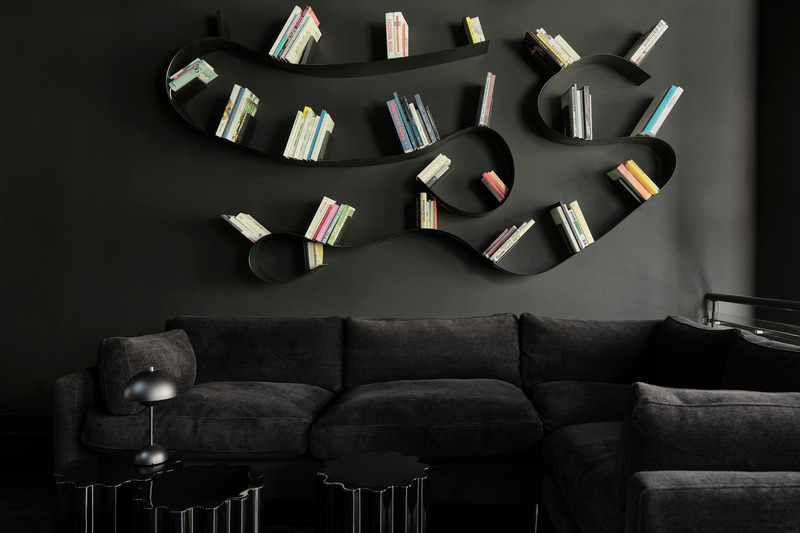 Dossier de presse | 611-38 - Communiqué de presse | La Maison Noire - Index-Design - Design d’intérieur résidentiel - Étagère Bookworm par Ron Arad (Kartell x Skedio) - Crédit photo : Maxime Brouillet