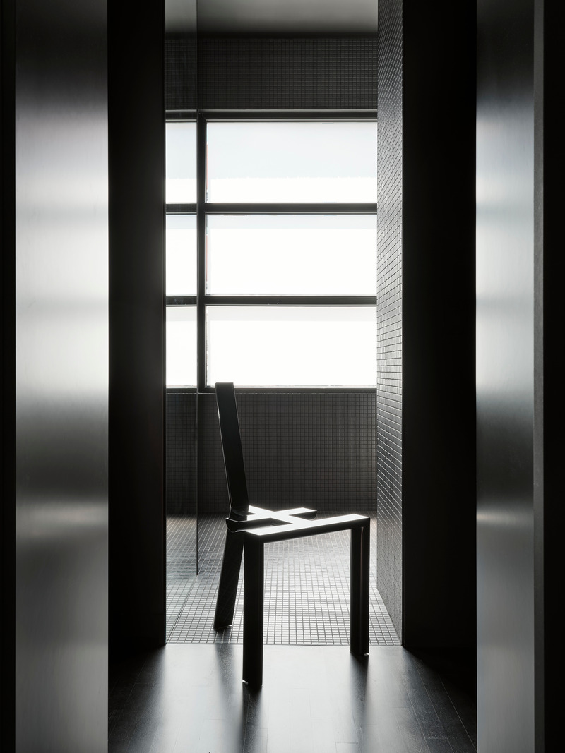 Dossier de presse | 611-38 - Communiqué de presse | La Maison Noire - Index-Design - Design d’intérieur résidentiel - Chaise par Will Choui - Crédit photo : Maxime Brouillet