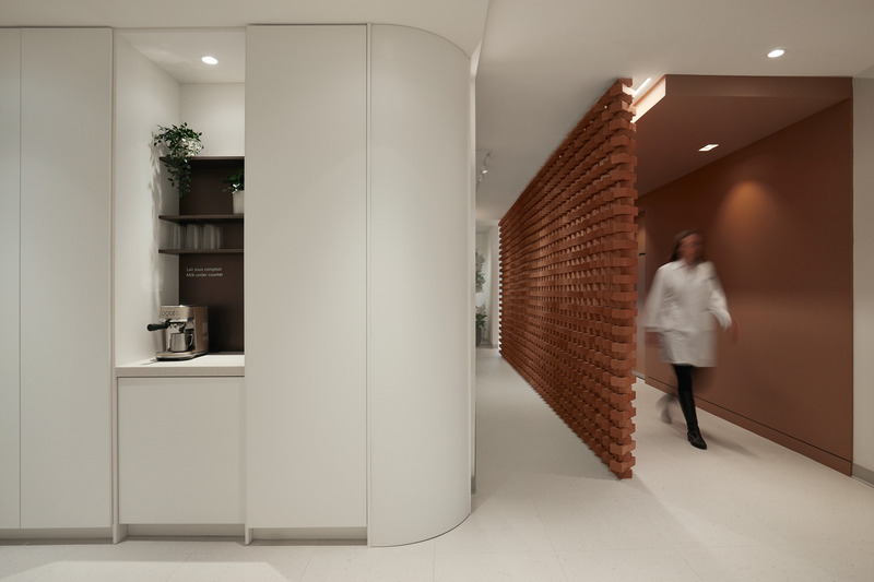 Press kit | 6870-05 - Press release | Perception, Experience, and Well-Being: Reinventing Tomorrow's Medical Clinic - Entre Quatre Murs - Commercial Interior Design -  Coffee area &amp; visitors' closet   - Photo credit: Maxime Brouillet