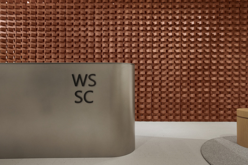 Press kit | 6870-05 - Press release | Perception, Experience, and Well-Being: Reinventing Tomorrow's Medical Clinic - Entre Quatre Murs - Commercial Interior Design -  Custom metal reception desk made by Slik design  - Photo credit: Maxime Brouillet