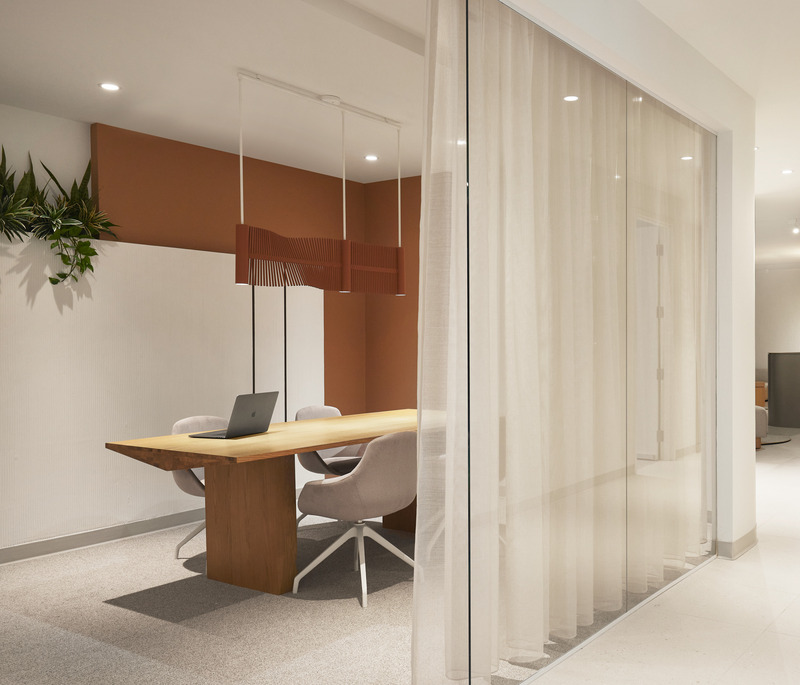 Press kit | 6870-05 - Press release | Perception, Experience, and Well-Being: Reinventing Tomorrow's Medical Clinic - Entre Quatre Murs - Commercial Interior Design - Meeting room - Photo credit: Maxime Brouillet