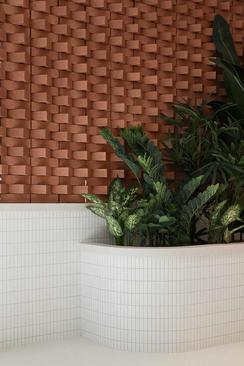 Press kit | 6870-05 - Press release | Perception, Experience, and Well-Being: Reinventing Tomorrow's Medical Clinic - Entre Quatre Murs - Commercial Interior Design -  Wall detail for recovery lounge - Photo credit: Maxime Brouillet