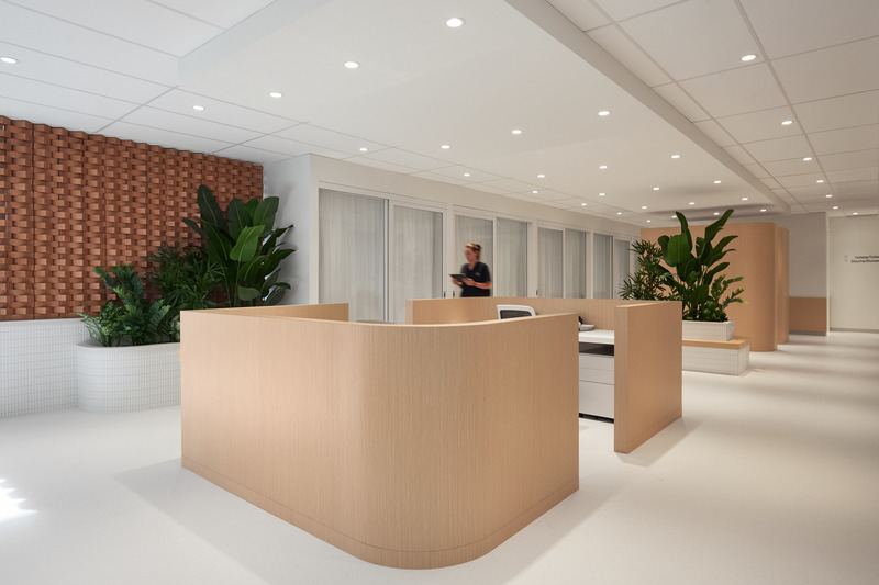 Press kit | 6870-05 - Press release | Perception, Experience, and Well-Being: Reinventing Tomorrow's Medical Clinic - Entre Quatre Murs - Commercial Interior Design -  Hospital area - Nurse station  - Photo credit: Maxime Brouillet