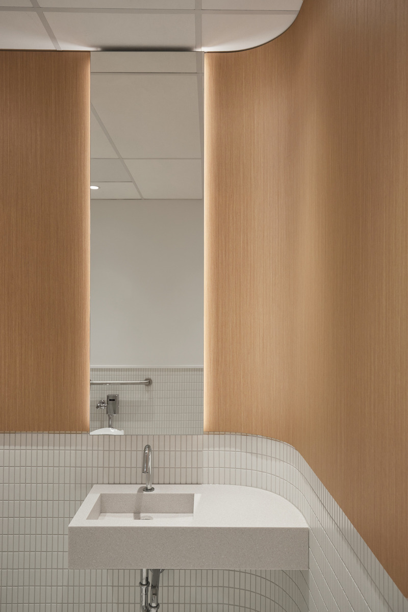 Press kit | 6870-05 - Press release | Perception, Experience, and Well-Being: Reinventing Tomorrow's Medical Clinic - Entre Quatre Murs - Commercial Interior Design -  Restroom - Photo credit: Maxime Brouillet