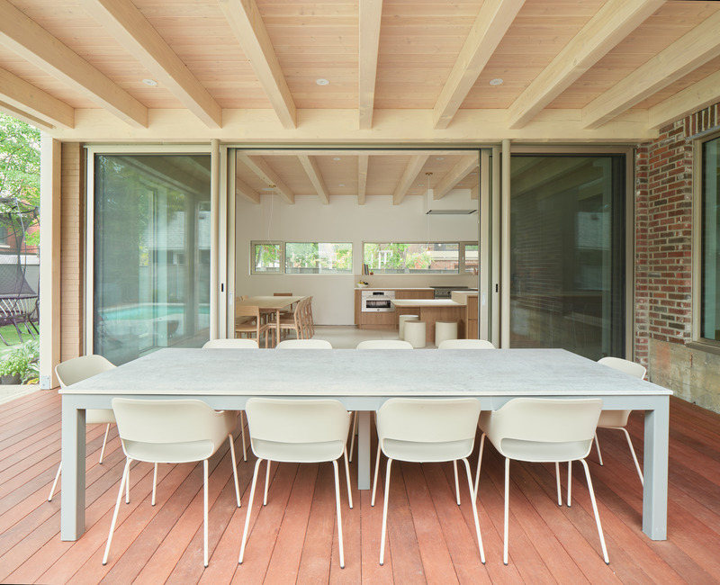 Press kit | 3213-02 - Press release | Pine Residence - Salem Architecture - Residential Architecture - Exterior dining room - Photo credit: Phil Bernard