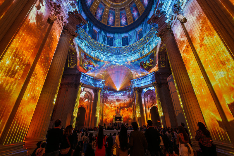 Press kit | 1089-11 - Press release | AURA Invalides, a Monumental Experience Under the Dome at Les Invalides in Paris - Moment Factory - Art - AURA Invalides - Mouvement III - Photo credit: Moment Factory