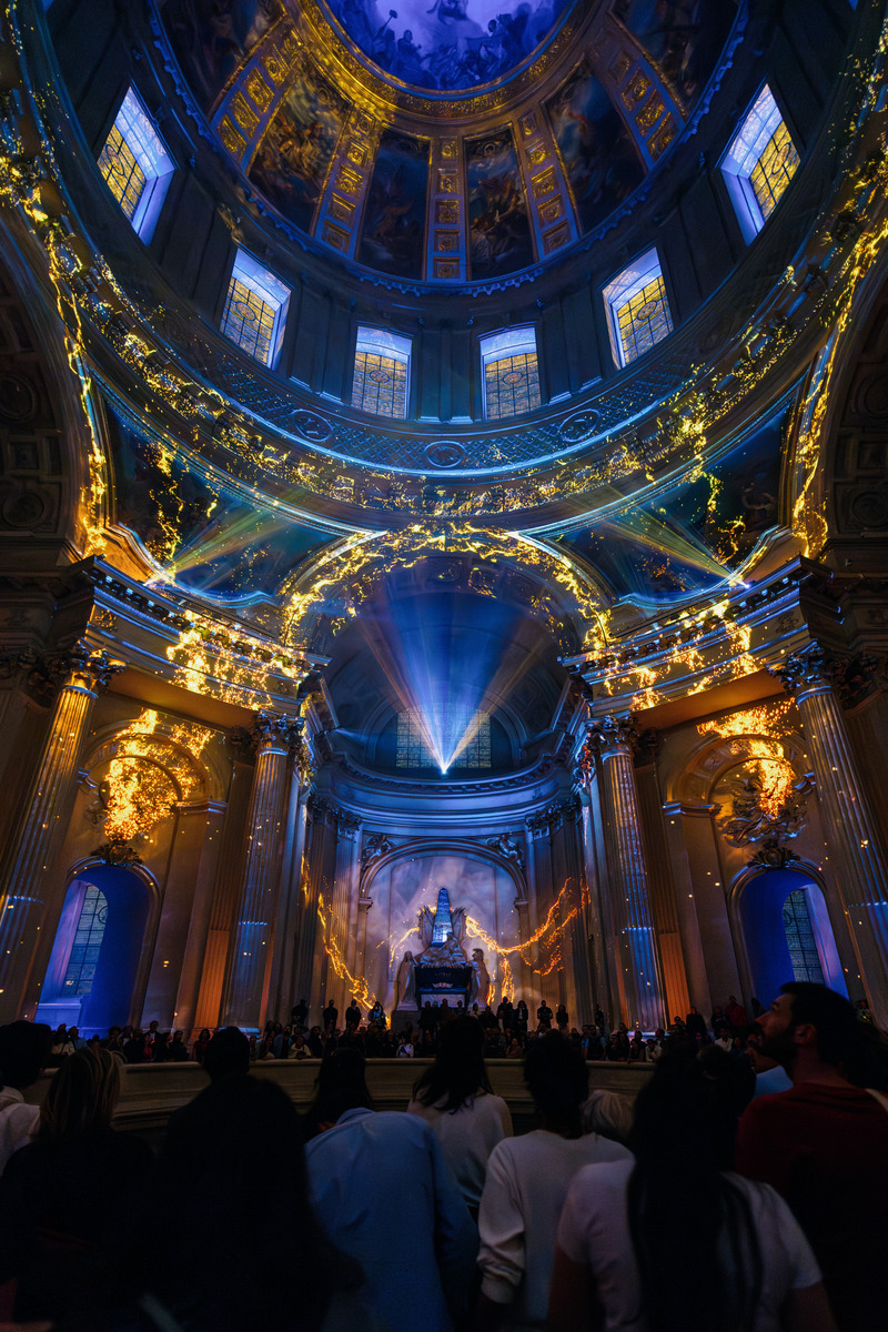 Press kit | 1089-11 - Press release | AURA Invalides, a Monumental Experience Under the Dome at Les Invalides in Paris - Moment Factory - Art - AURA Invalides - Mouvement II - Photo credit: Moment Factory