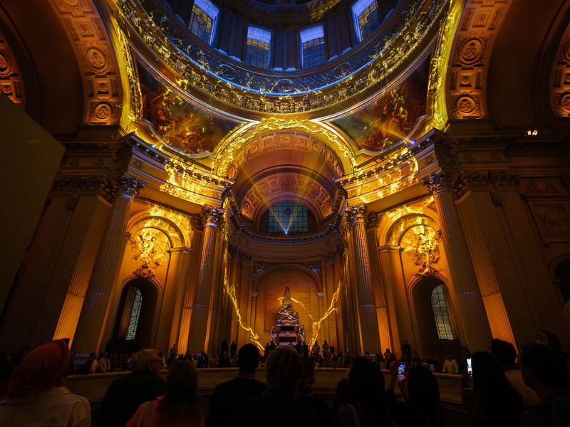 Press kit | 1089-11 - Press release | AURA Invalides, a Monumental Experience Under the Dome at Les Invalides in Paris - Moment Factory - Art - AURA Invalides - Mouvement II - Photo credit: Moment Factory