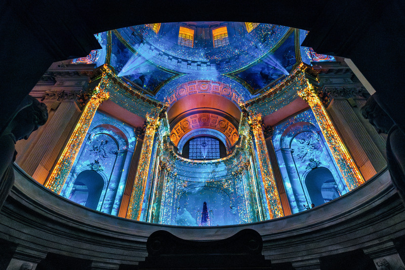 Press kit | 1089-11 - Press release | AURA Invalides, a Monumental Experience Under the Dome at Les Invalides in Paris - Moment Factory - Art - AURA Invalides - Mouvement III - Photo credit: Moment Factory