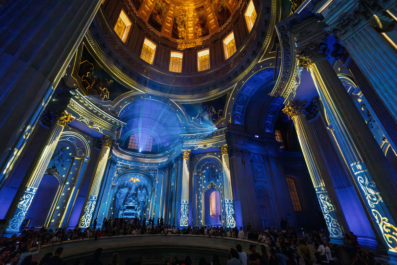 Press kit | 1089-11 - Press release | AURA Invalides, a Monumental Experience Under the Dome at Les Invalides in Paris - Moment Factory - Art - AURA Invalides - Mouvement II - Photo credit: Moment Factory