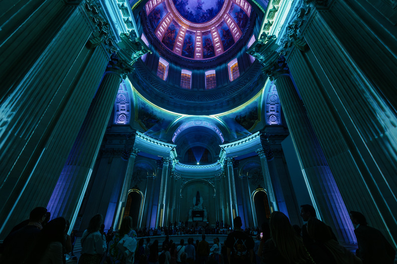 Press kit | 1089-11 - Press release | AURA Invalides, a Monumental Experience Under the Dome at Les Invalides in Paris - Moment Factory - Art - AURA Invalides - Mouvement I - Photo credit: Moment Factory