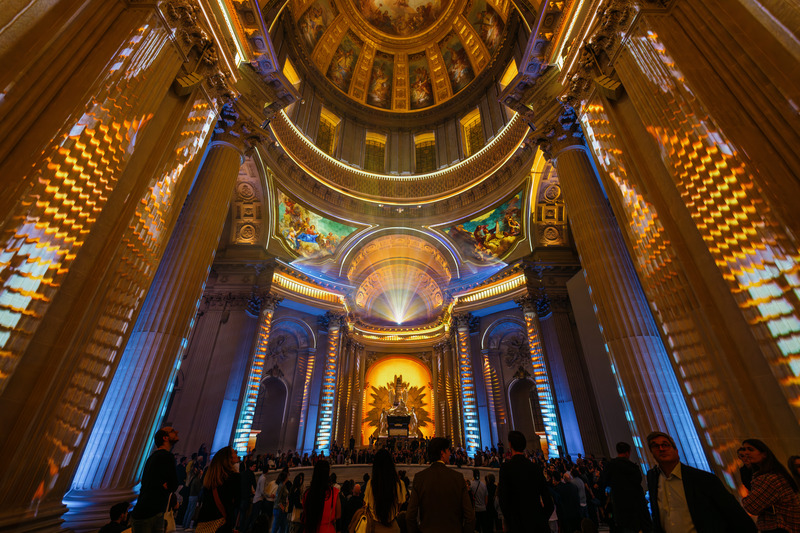 Press kit | 1089-11 - Press release | AURA Invalides, a Monumental Experience Under the Dome at Les Invalides in Paris - Moment Factory - Art - AURA Invalides - Mouvement III - Photo credit: Moment Factory