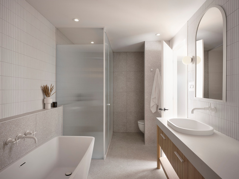 Dossier de presse | 6870-03 - Communiqué de presse | Quand sérénité rime avec simplicité dans la métamorphose d’une maison de ville Montréalaise - Entre Quatre Murs - Design d’intérieur résidentiel - Crédit photo : Maxime Brouillet