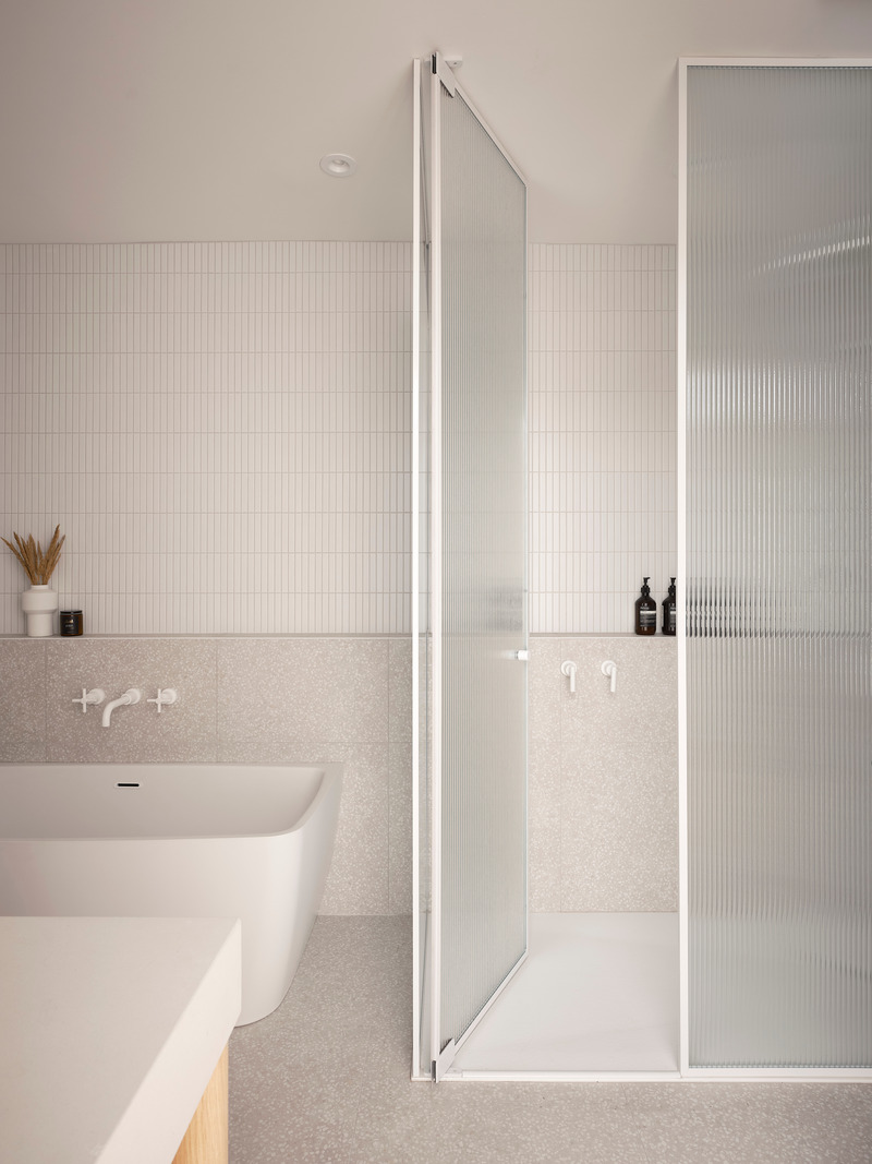 Dossier de presse | 6870-03 - Communiqué de presse | Quand sérénité rime avec simplicité dans la métamorphose d’une maison de ville Montréalaise - Entre Quatre Murs - Design d’intérieur résidentiel - Crédit photo : Maxime Brouillet