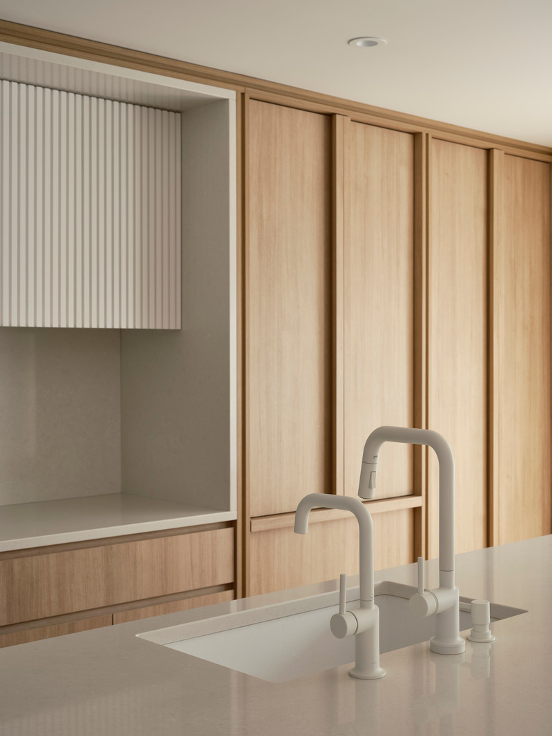 Dossier de presse | 6870-03 - Communiqué de presse | Quand sérénité rime avec simplicité dans la métamorphose d’une maison de ville Montréalaise - Entre Quatre Murs - Design d’intérieur résidentiel - Crédit photo : Maxime Brouillet