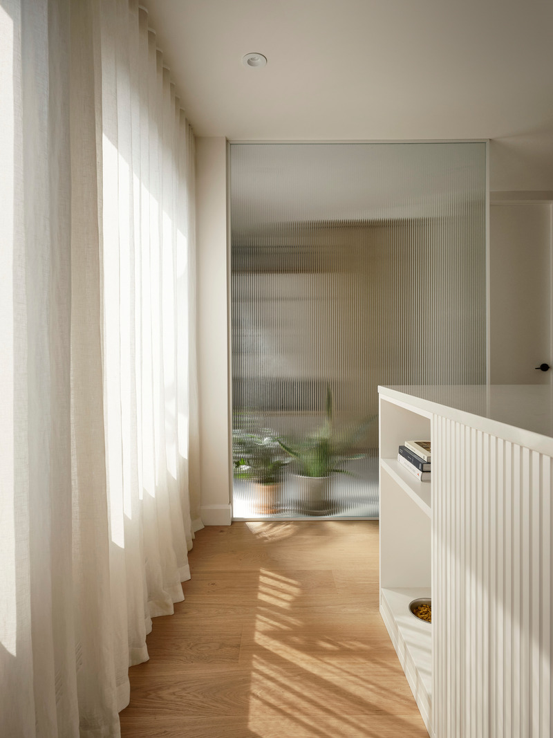 Dossier de presse | 6870-03 - Communiqué de presse | Quand sérénité rime avec simplicité dans la métamorphose d’une maison de ville Montréalaise - Entre Quatre Murs - Design d’intérieur résidentiel - Crédit photo : Maxime Brouillet