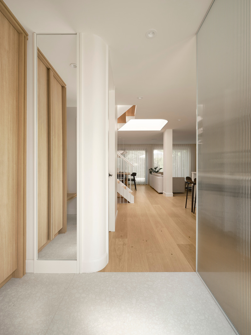 Dossier de presse | 6870-03 - Communiqué de presse | Quand sérénité rime avec simplicité dans la métamorphose d’une maison de ville Montréalaise - Entre Quatre Murs - Design d’intérieur résidentiel - Crédit photo : Maxime Brouillet