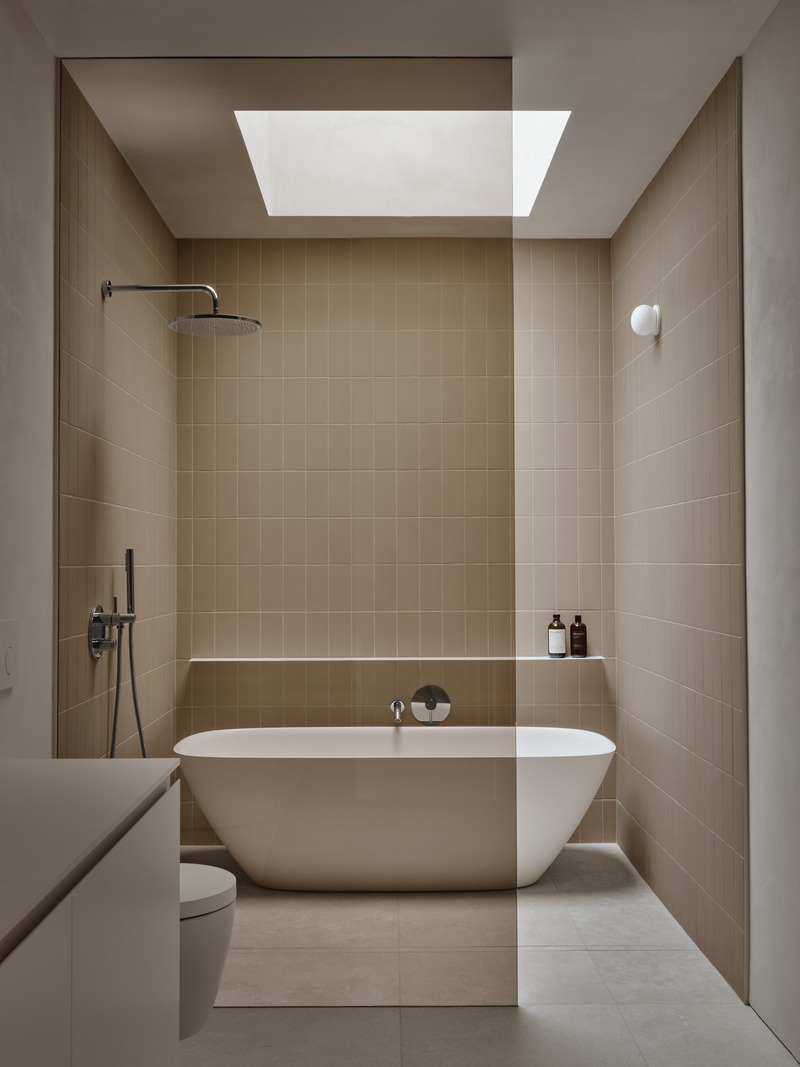 Dossier de presse | 1685-07 - Communiqué de presse | Maison Melba - Atelier L'Abri - Architecture résidentielle - Salle de bain - Crédit photo : Alex Lesage