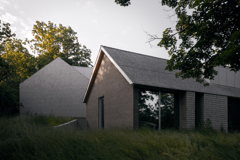 Dossier de presse | 2744-06 - Communiqué de presse | Cherry Valley - StudioAC - Architecture résidentielle - Garage and Main House - Crédit photo : Felix Michaud