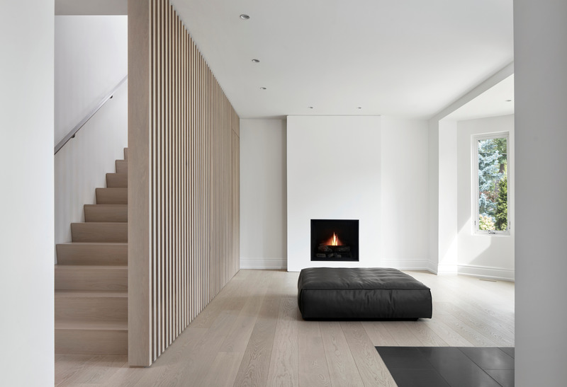 Dossier de presse | 1728-03 - Communiqué de presse | West End Renovation - Akb Architects - Architecture résidentielle - Structural compositions emerge with a wall of vertical wood slats meeting the wood floor, stair treads and risers.<br> - Crédit photo : Shai Gil