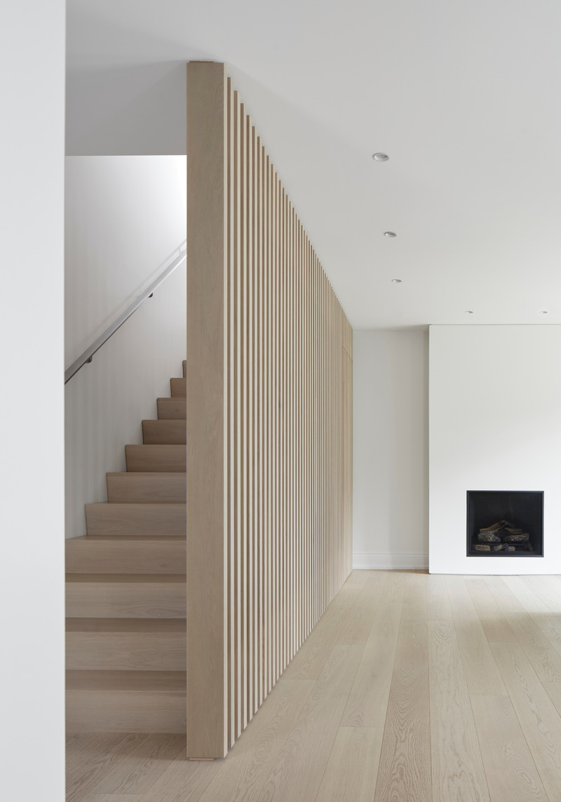 Dossier de presse | 1728-03 - Communiqué de presse | West End Renovation - Akb Architects - Architecture résidentielle - Structural compositions emerge with a wall of vertical wood slats meeting the wood floor, stair treads and risers. - Crédit photo : Shai Gil