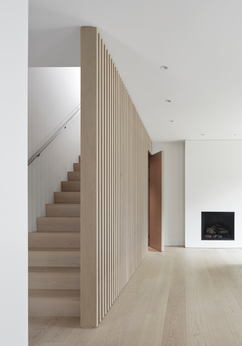 Dossier de presse | 1728-03 - Communiqué de presse | West End Renovation - Akb Architects - Architecture résidentielle -   A generous foyer with a fireplace and a coat closet concealed behind a wood slat wall creates a welcoming space for guests to mingle.   - Crédit photo : Shai Gil