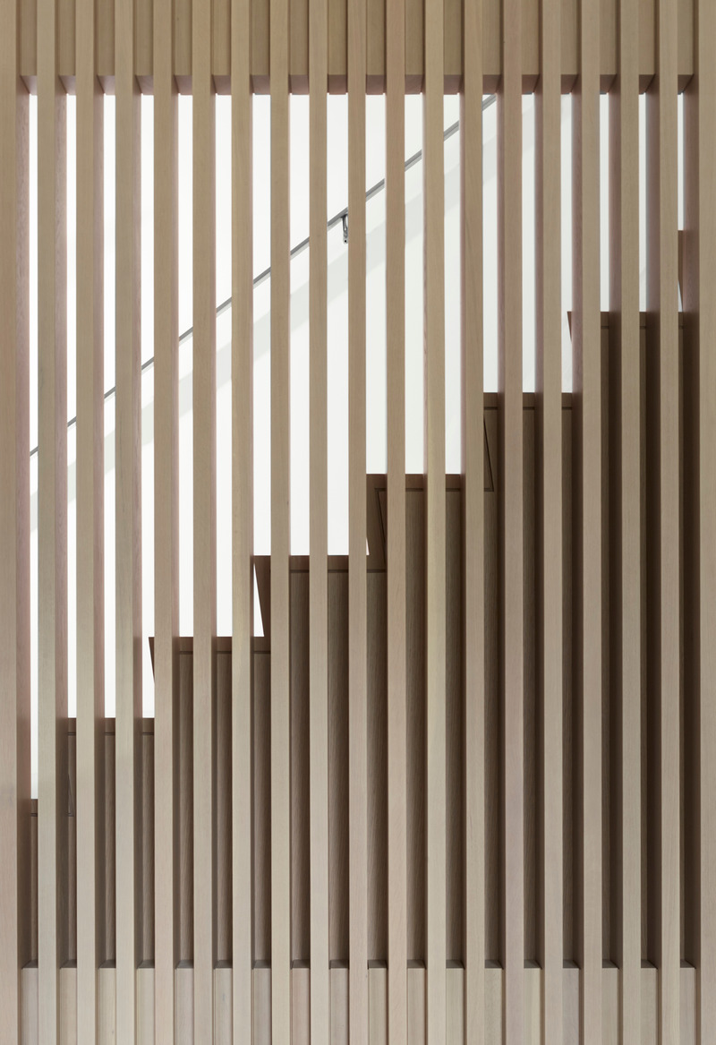 Dossier de presse | 1728-03 - Communiqué de presse | West End Renovation - Akb Architects - Architecture résidentielle -   A vertical screen of white-washed oak battens obscures the view of a central stair while creating a layered perception of space.   - Crédit photo : Shai Gil